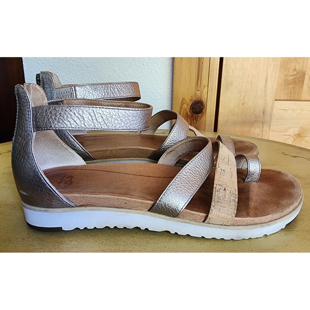 UGG Sz 9 Silver Leather Cork Strappy Gladiator Sandals‎ Vacation Resort Wear